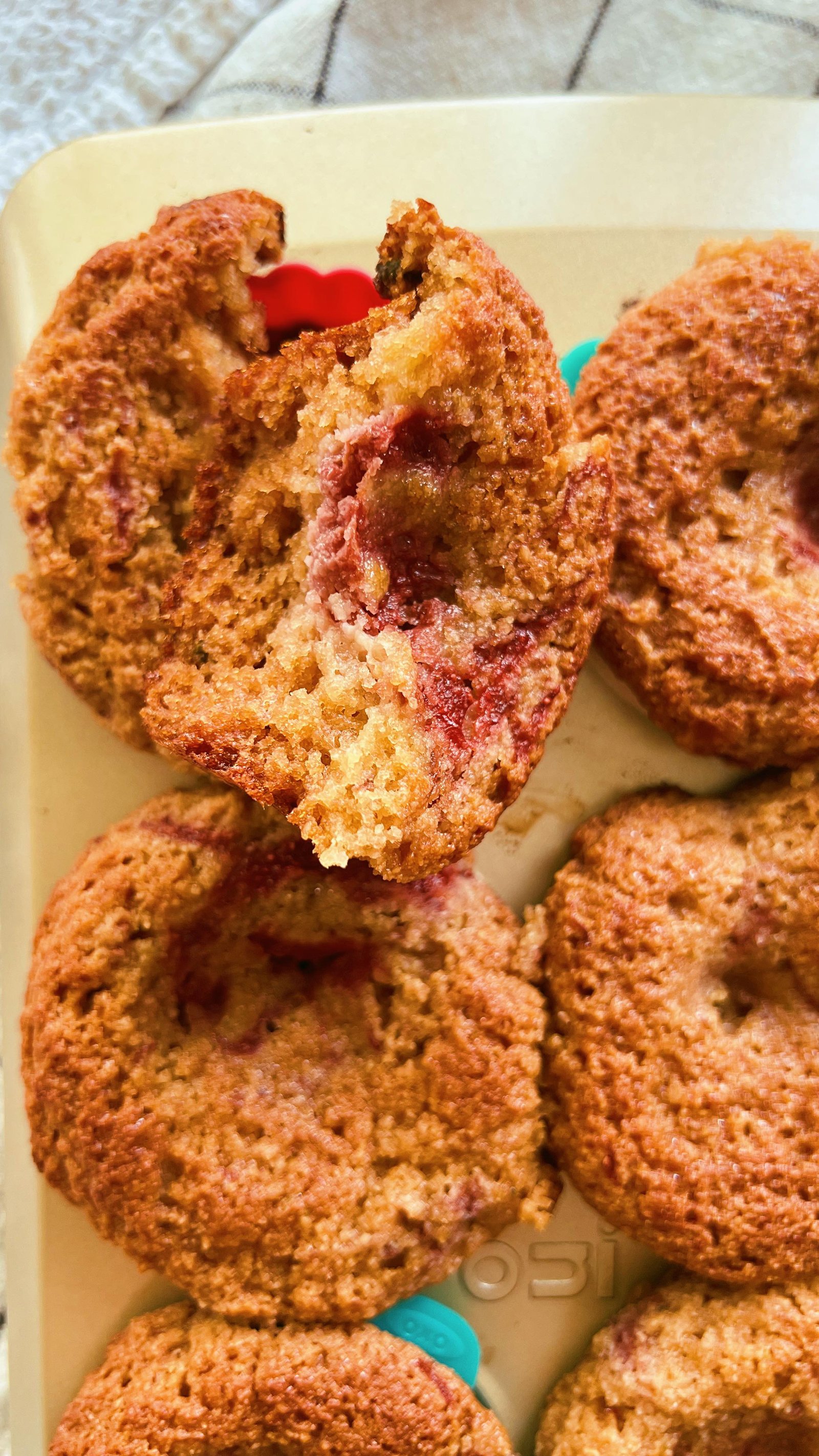 love this flavour!! lime flavoured muffins w a little pocket of strawberry jam 🍓🍋‍🟩🤌 made w almond flour and sweetened w honey they have a rly great texture 😋 anddd they are super easy to make. comment “recipe” and ill dm you the full recipe! ingredients listed below 👇

2 + 1/2 cups almond flour
1 tsp baking soda
3/4 cup honey
1/4 cup coconut oil, melted/softened
1 tbsp fresh-squeezed lime juice
1 tsp lime zest
4 eggs
1/4 cup strawberry jam

.

. #grainfree #refinedsugarfree #almondflour #recipeoftheday