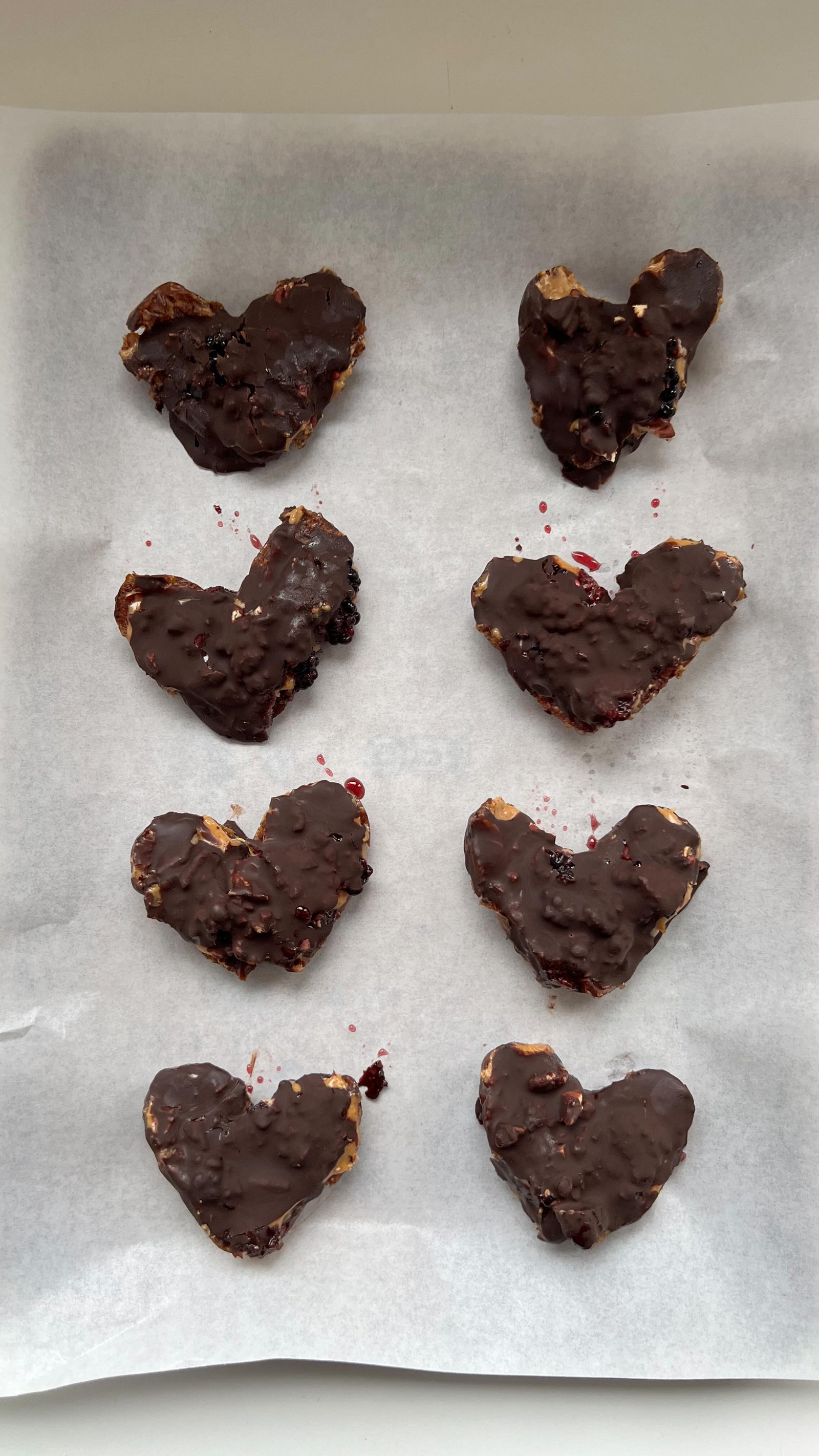 these are the perfect sweet but still kinda healthy treat for valentines day! and no baking required, they’re low effort, just cut open a medjool date, shape it into a heart and lay it flat and then stuff it with pb, roasted nuts and a quick homemade jam - for the “jam” all i did was mash up 1/2 cup of blackberries w 1 tbsp of honey. top w melted chocolate - i used refined sugar free dark chocolate from @hukitchen. freeze and enjoy💘💘💘you cannot go wrong these are soooo good.

if you want the proper recipe just comment “recipe” below and i’ll send it over. follow @earth.to.rose for more refined sugar free baking!