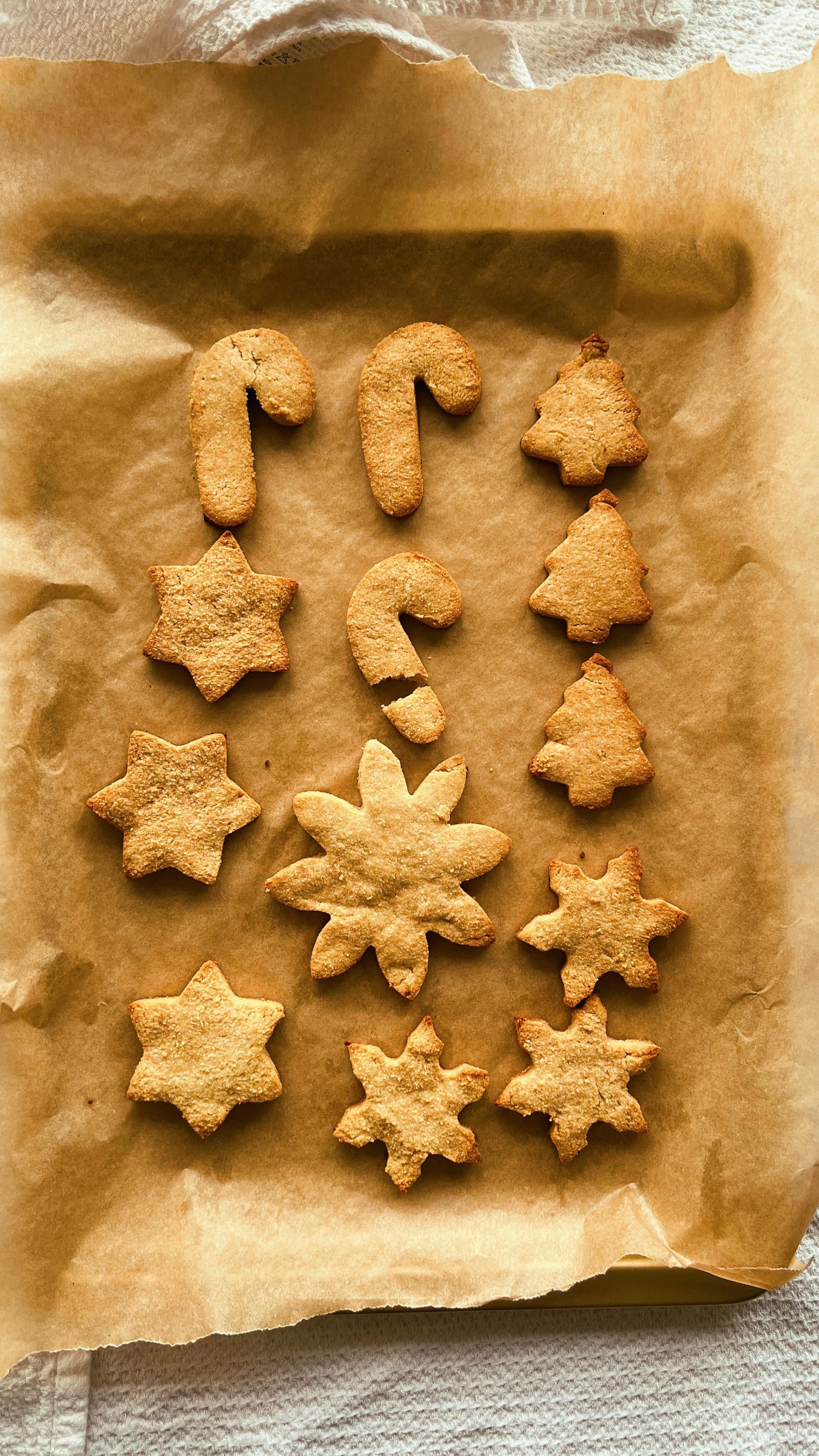 a little grain free christmas or hannukah baking inspo!! we just moved to a new house so the to do list in terms of holiday prep is quiteeee long and hoping i will have a chance to make this recipe - to be fair it is superrr easy it’s just the rolling out of the dough that takes the most time. the ingredient list is super simple, and they’re made w a combination of coconut flour and almond flour. 

comment “recipe” below and ill dm you the link directly or find it on my website link in bio!! ❄️⛄️☃️🕎🎄

#grainfree #grainfreerecipes #refinedsugarfree #holidaybaking