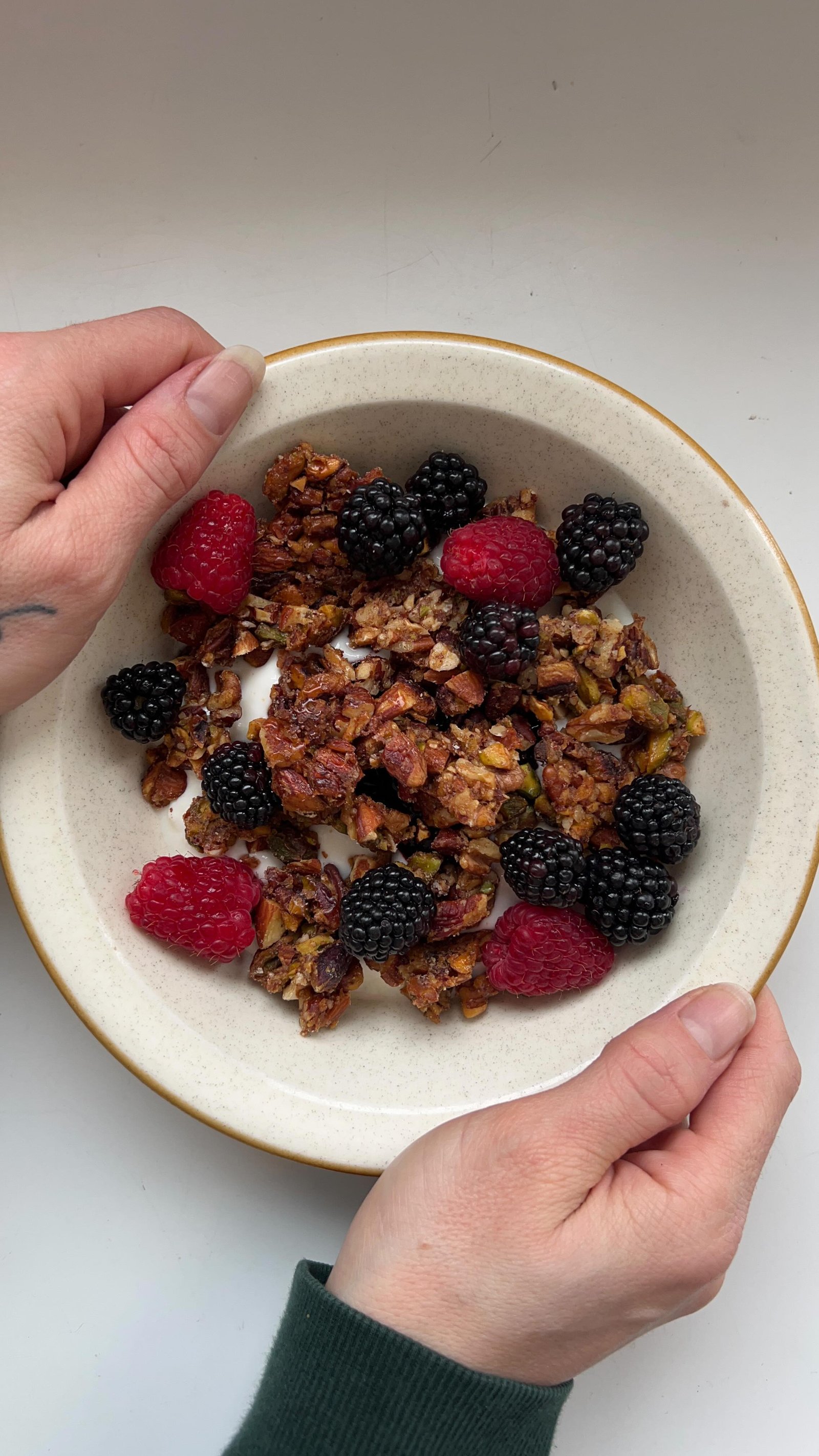 anotha day anotha yogurt bowl ✨✨✨🥣my yogurt is homemade and fermented for 24 hours👌 lmk if you want a video on how to make yogurt in your instant pot?? it’s actually so easy!

#homemadeyogurt #yogurtbowl