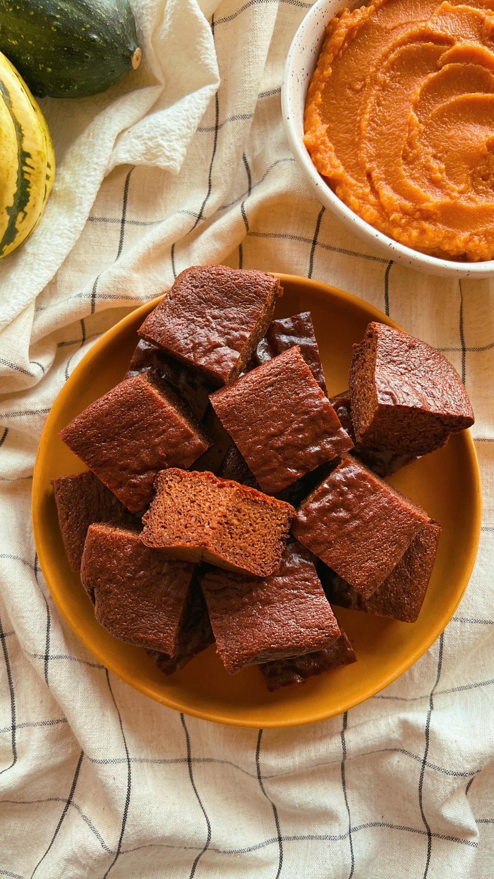 busting out another one of my faveeee fall / pumpkin recipes, these pumpkin pecan “brownies” are made w pecans and no chocolate (i made them when i couldn’t eat chocolate and even tho i now eat chocolate i still highly recommend these !!) they’re such good flavour and consistency 🤌😌ill include the ingredient list below! 

comment “recipe” below and ill send you the recipe link in your inbox! 💌🎃🍁🍂

1 cup raw pecans
1/2 cup pumpkin puree
1/2 cup honey
1/4 cup coconut flour
2 tbsp coconut milk (sub in any nut milk)
2 tbsp smooth almond butter
3 eggs
1 tsp pure vanilla extract
2 tsp cinnamon
1/2 tsp ginger
1/2 tsp cardamom
1/4 tsp nutmeg
1 tsp baking soda
