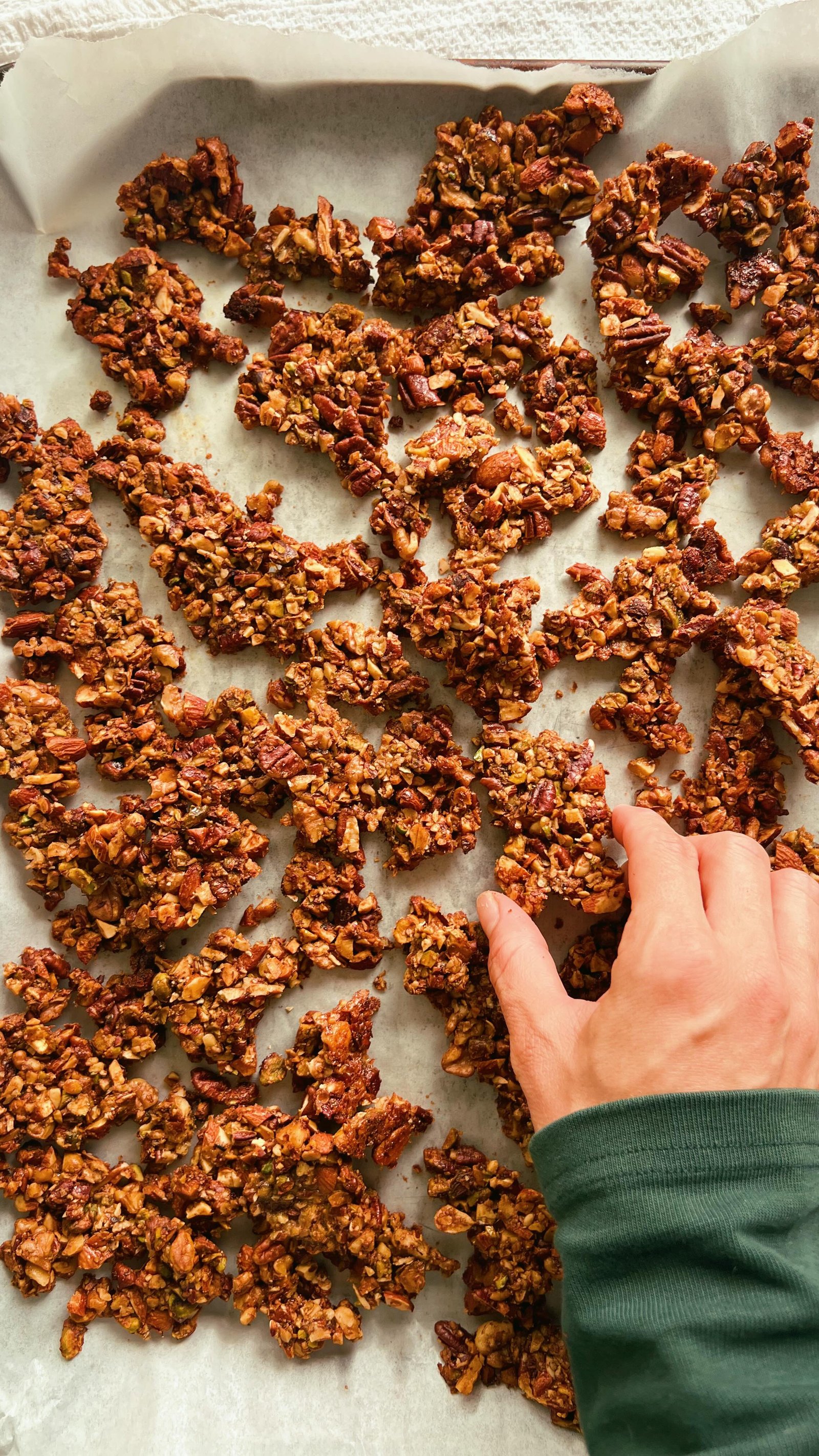 the crunchiest yummiest granola!! ive been loving this new recipe using pistachios and pecans but also almonds and walnuts 🤌it’s a nut based extravaganzaaaa that is grain free and refined sugar free! comment “recipe” and ill send you the link directly to your DMs (and fyi be sure to follow me for me to DM you lol) orrr just grab it at the link in @grainfreee bio! 

.

. #grainfree #grainfreerecipes #refinedsugarfree #grainfreeliving #scddiet #norefinedsugar #grainfreegranola #glutenfreegranola #pistachios #healthysnackideas #healthyrecipes