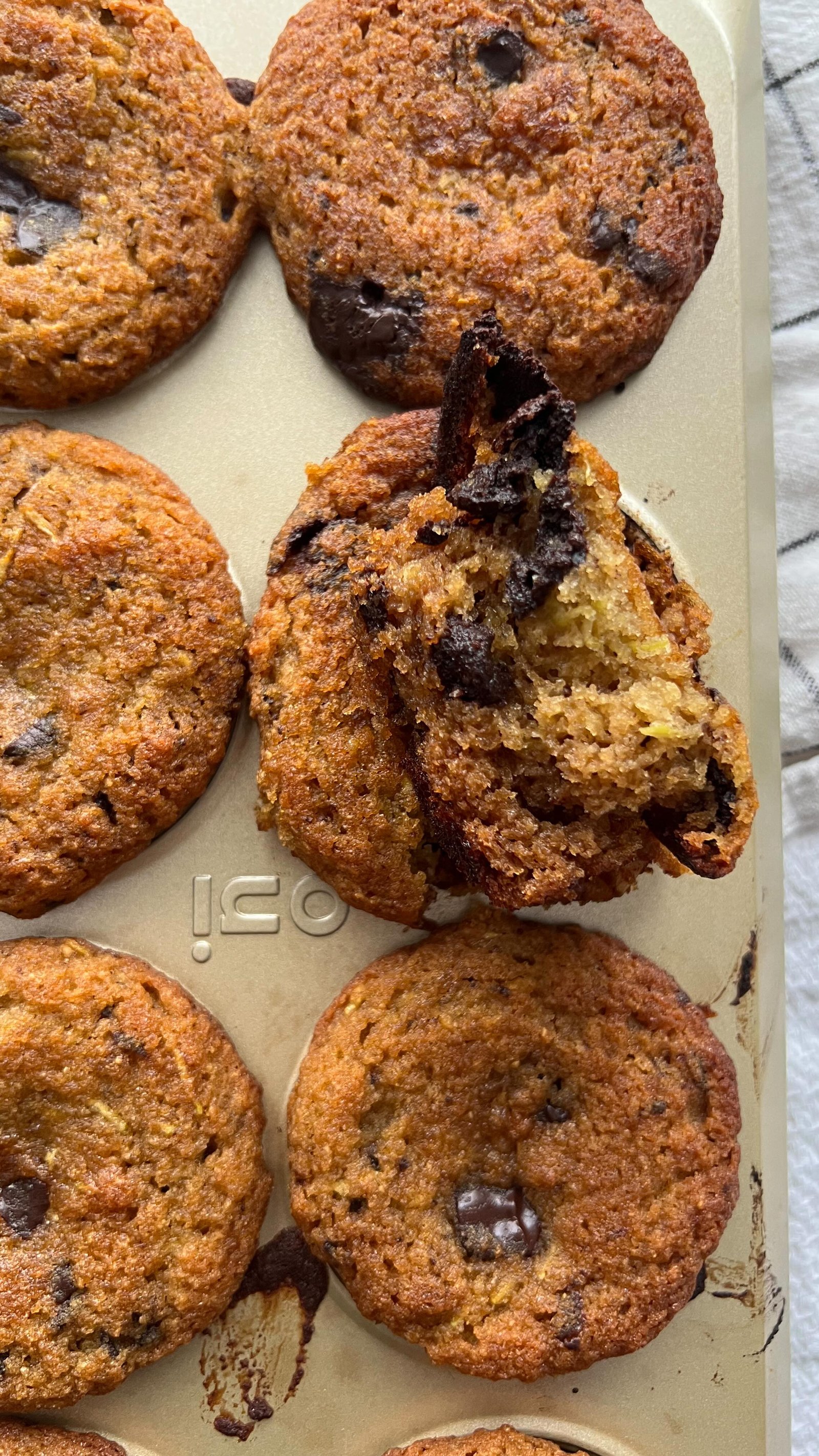 did i mention these are also grain free & refined sugar free?? comment “recipe” and ill dm it straight to ya 💌 i loveee baking with olive oil and these are so simple, a one bowl recipe!! perfect for a healthy weekend treat 🫶

these are the ingredients:
1 cup coconut flour
1 cup honey
1 cup shredded zucchini
3/4 cup preferred olive oil sub coconut oil
6 eggs
1 tbsp pure vanilla extract
1 tsp baking soda
1/2 tsp cinnamon
1/2 cup refined sugar free chocolate chips (i use @hukitchen)

#grainfree #refinedsugarfree