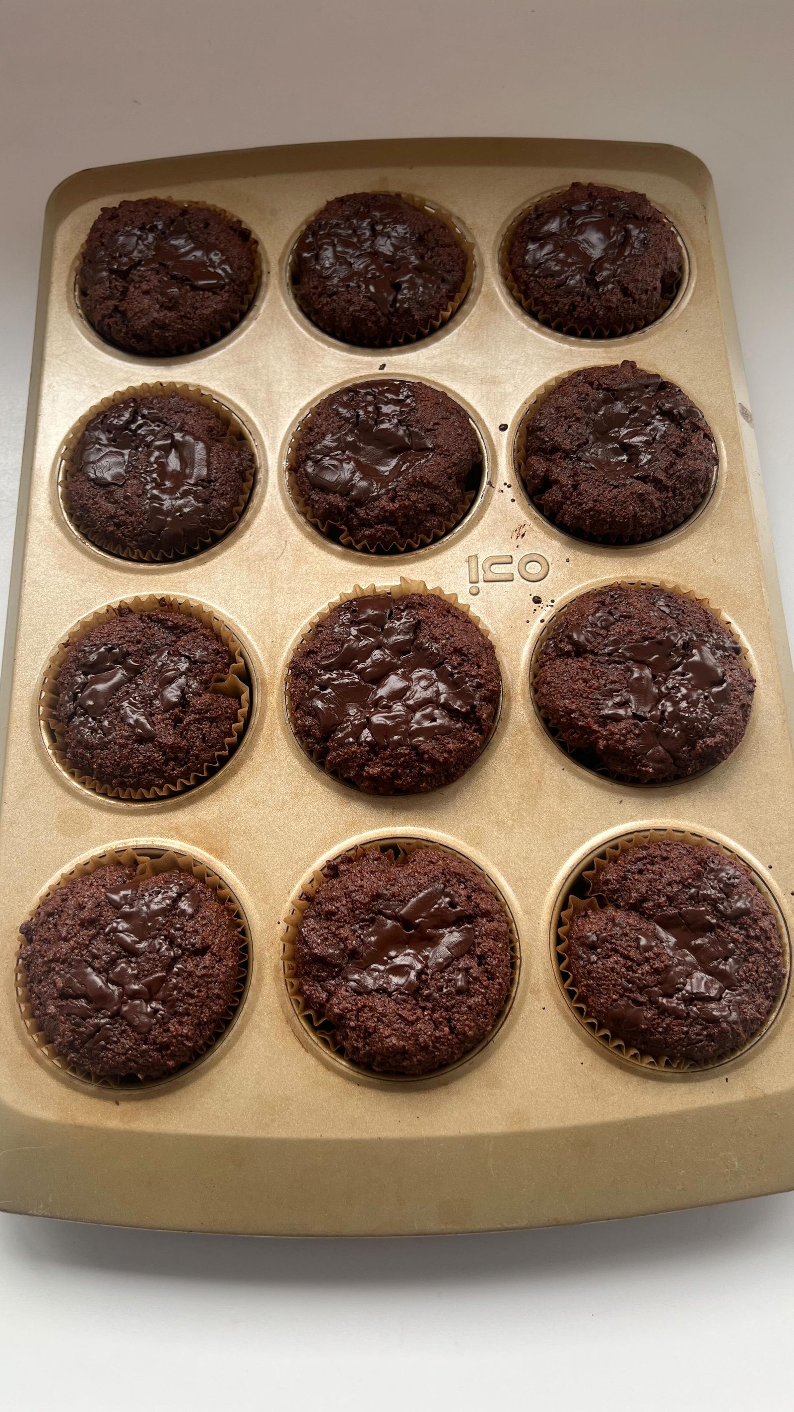 i shared these recently but they must be shared again cuz i just made them again yesterday 🤷‍♀️i don’t make the rules 🙅‍♀️

anyways these are my double chocolate almond flour muffins that i make w cacao powder (@organictraditions) and refined sugar free dark chocolate (@hukitchen). while usually i am a no chocolate before noon type of girl, sometimes i am also a double chocolate muffin for breakfast w coffee kind of girl, and i think that’s ok 🙂🍫☕️ wbu?

comment “recipe” below and ill dm you the link directly or grab it from @earth.to.rose link in bio! follow along for more refined sugar free treats 🍪