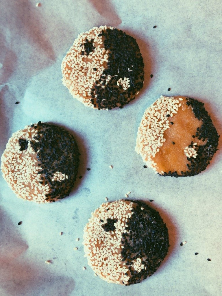 yin yang black & white sesame seed cookies (grain free, scd diet)
