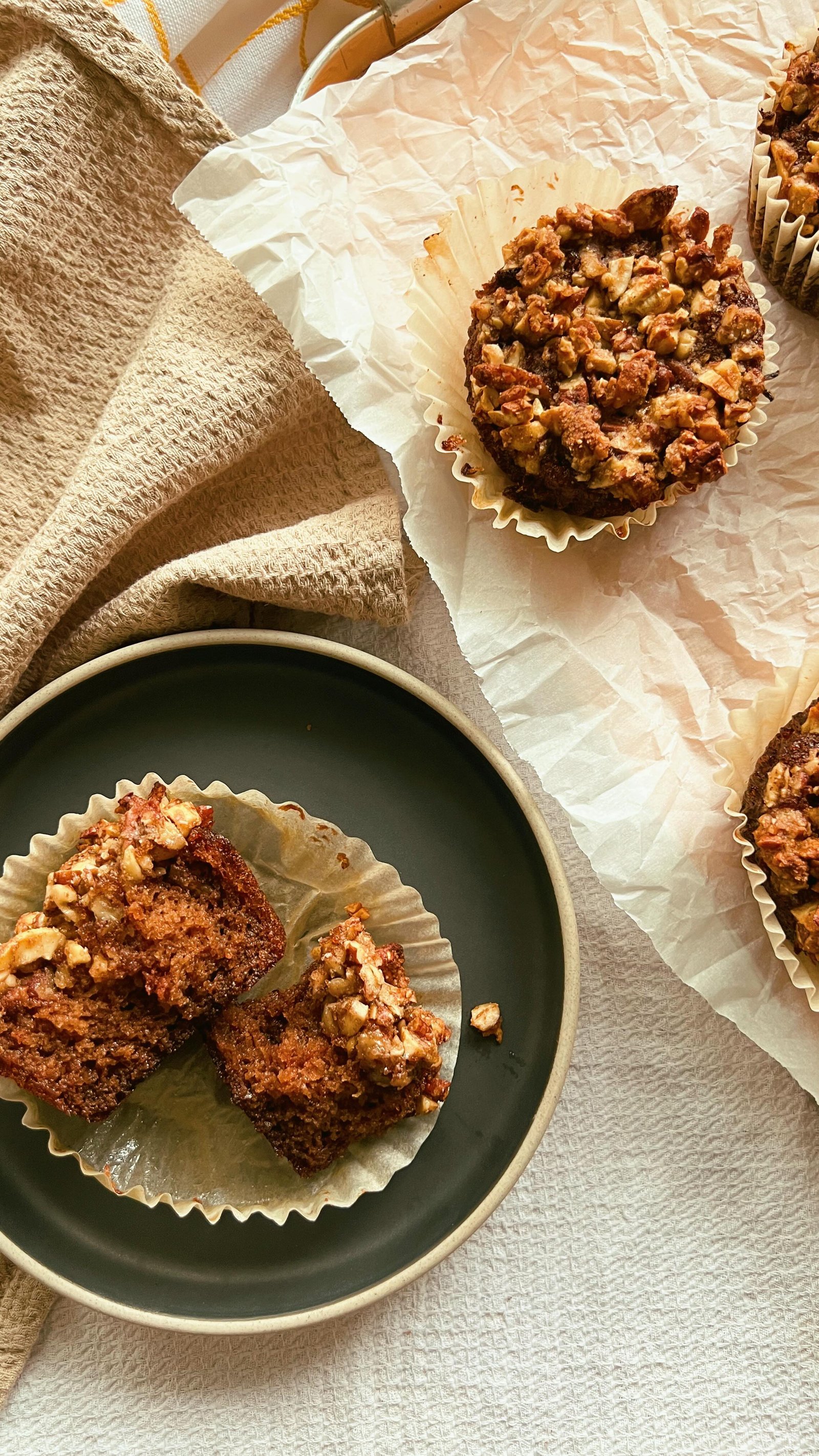 infused my honey w strawberries and then made muffins w them and topped them w a granola crumb so yeah 🤌🍓they’re pretty frickin good! get the recipe directly in your inbox by following + commenting “recipe” below 👇💌

.

.

. #grainfree #grainfreerecipes #refinedsugarfree #grainfreeliving #scddiet #norefinedsugar #healthymuffins #healthybaking #glutenfreebaking #coconutflour