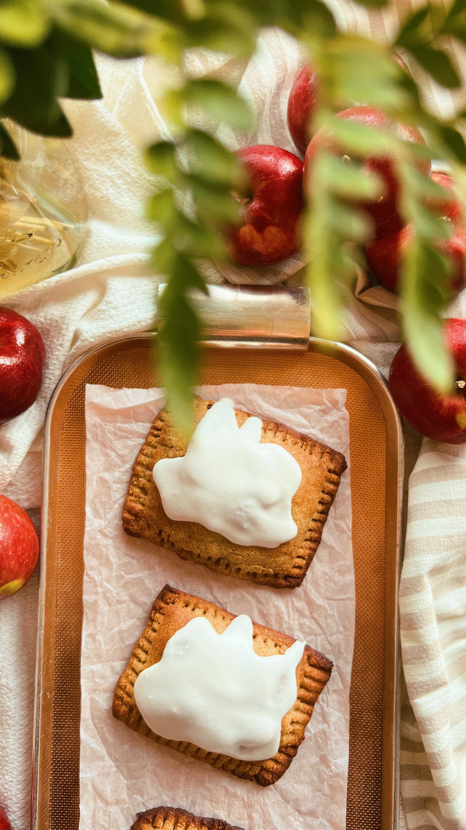 the perfect thing to bake when you have a surplus of apples 🍎🍎🍎 homemade apple cinnamon pop tarts that are grain free and refined sugar free, with an icing made with coconut cream (@chasorganics) and sweetened w honey. find the ingredient list below, for the complete recipe just drop a comment “recipe” below and ill dm it over! 💌🍎 it’s also on the homepage of my site rn! happy weekend 🤗

the dough
2 cups almond flour
3 tbsp honey
3 tbsp coconut oil
1 tsp pure vanilla extract
1/2 tsp gelatin
2  eggs; 1 egg whole, and 1 egg separated (yolk + white)
1/2 tsp baking soda
1/2 tsp cinnamon

apple cinnamon filling
4 apples diced into small pieces
3 tbsp honey
1 tbsp cinnamon
1/4 tsp nutmeg

frosting
1 can of cold coconut cream or milk refrigerated overnight in coldest part of your fridge
2 tbsp honey
1 tsp pure vanilla extract

.

. #grainfree #grainfreerecipes #refinedsugarfree #scddiet #appleseason #homemadepoptarts
