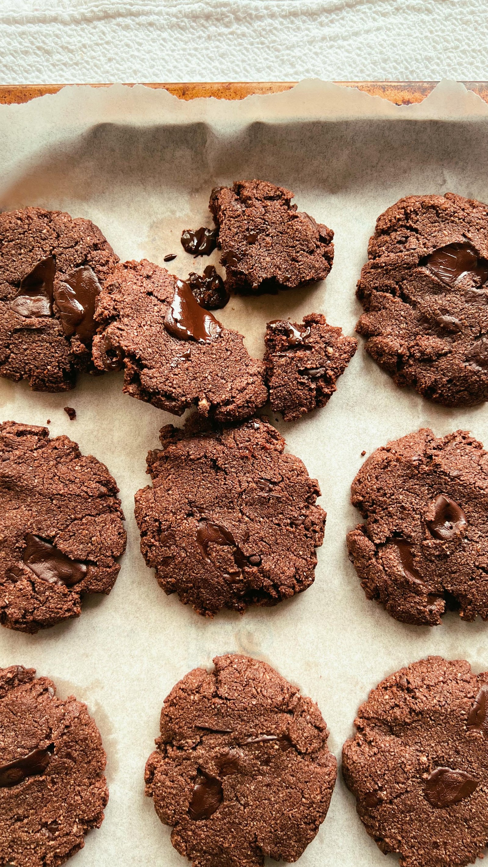 new oven, new recipe, who dis??? ive been slow to posting but i do actually have a few new recipes in the works! and this is one that’s super chocolatey and satisfies any late night chocolate craving! using @organictraditions cacao powder, refined sugar free dark chocolate bar for big chunks from @hukitchen and @yupik almond flour! comment “recipe” and ill dm you the link 🤌✅ ingredients listed below 🍫🍫🍫

2 cups almond flour
1/2 cup cacao powder
1/3 cup honey
1/3 cup butter or coconut oil melted
1 egg medium sized
1 tsp pure vanilla extract
1/2 tsp baking soda
1/4 tsp salt
1 dark chocolate bar chopped into chunks