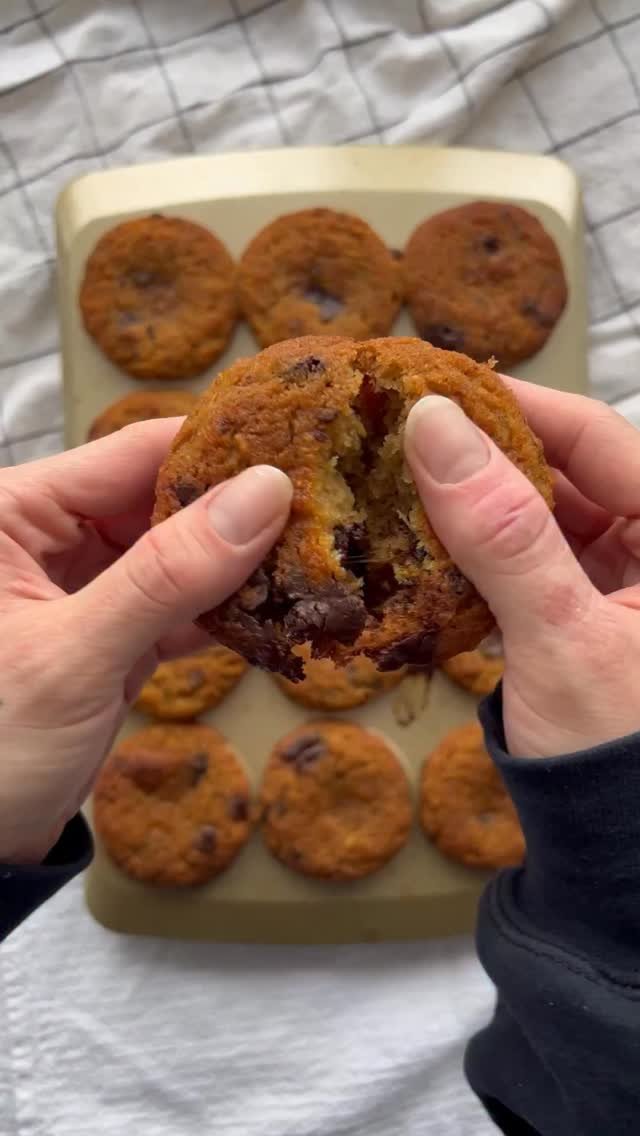 dreaming of making these muffins (or rly any muffins/ any THING) once i have my new oven 🥲it’s actually been a week without an oven lol it arrives saturday. i even busted out the instant pot air fryer lid which i haven’t used in literal years ?? anywyas these are grain free, made w coconut flour, and @hukitchen dark chocolate gems. they’re sooo good! comment “recipe” and ill dm it straight to you 💌🫡

.

. #grainfree #grainfreerecipes #refinedsugarfree #grainfreeliving #zucchinirecipes #healthymuffins #coconutflour