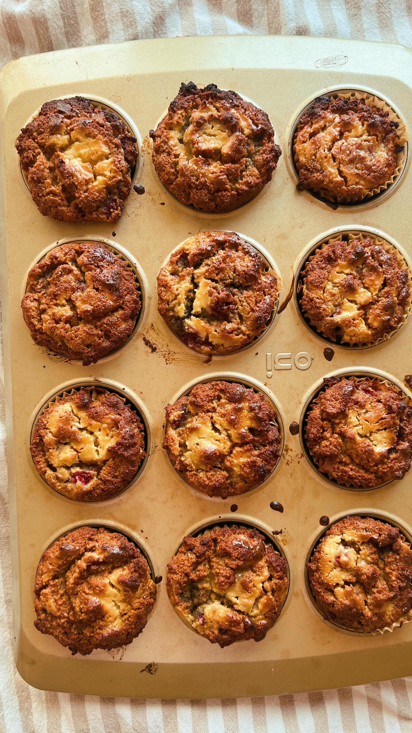 🆕🆕🆕recipe🥰🥰🥰 these muffins were made on a whim when all i had to work w was frozen raspberries and i do not regret it😌 the “cream cheese” part is made w yogurt, honey, egg yolk and vanilla, and the muffins are a mix of almond flour and coconut flour. grab the full recipe at @grainfreee link in bio or comment “recipe” below!