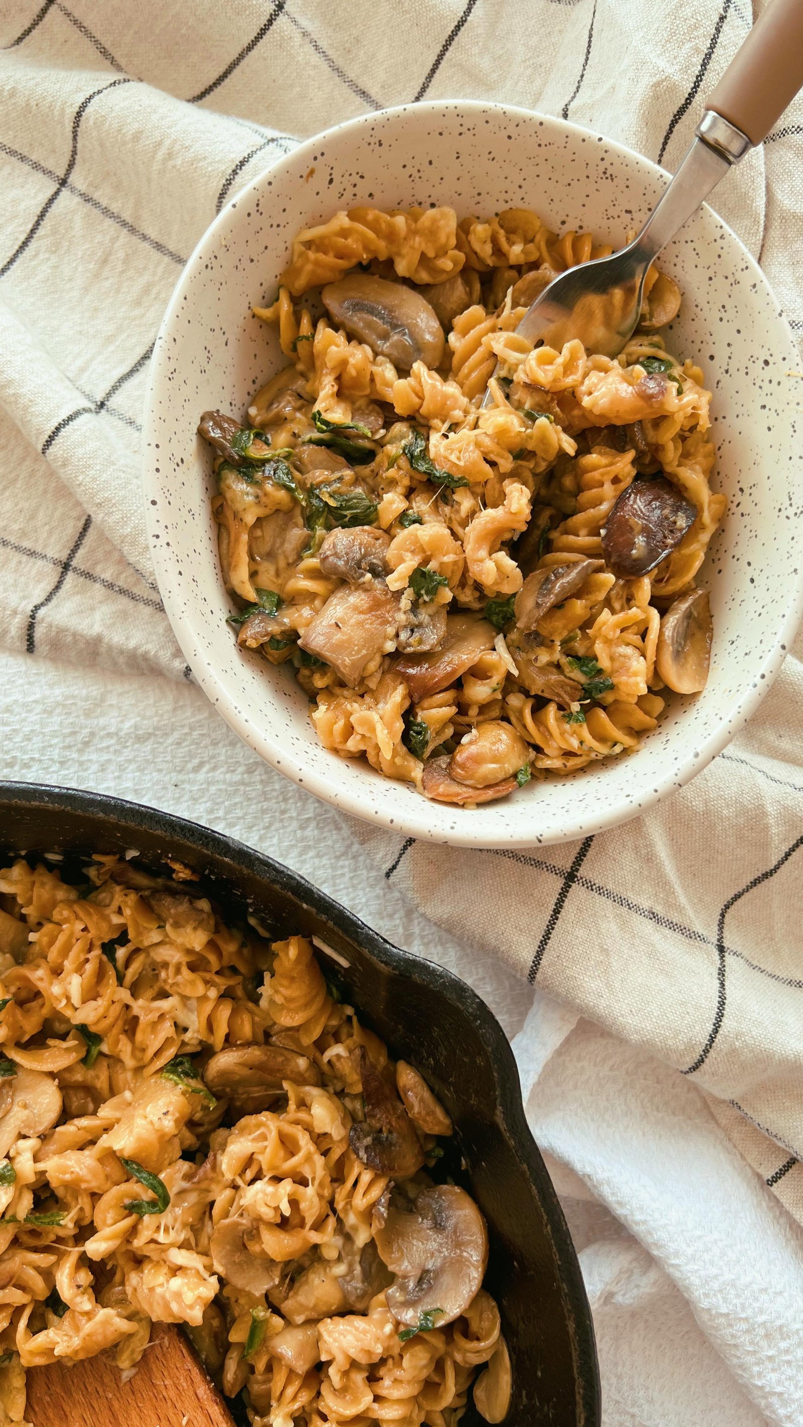 going into the weekend w a dream and that is to make this mushroom spinach parmesan pasta but possibly throw in some sausage cuz that would also be delicious??!! the oven saga will finally come to an end when costco delivers me a new one tomorrow 🤞so homemade food is in my future. comment “recipe” and ill dm you the link to add this one to your fall cooking list! 

.

. #grainfree #grainfreerecipes #refinedsugarfree #grainfreeliving #scddiet #lentilpasta #lentilnoodles #cozymeals #fallcooking #recipedeveloper