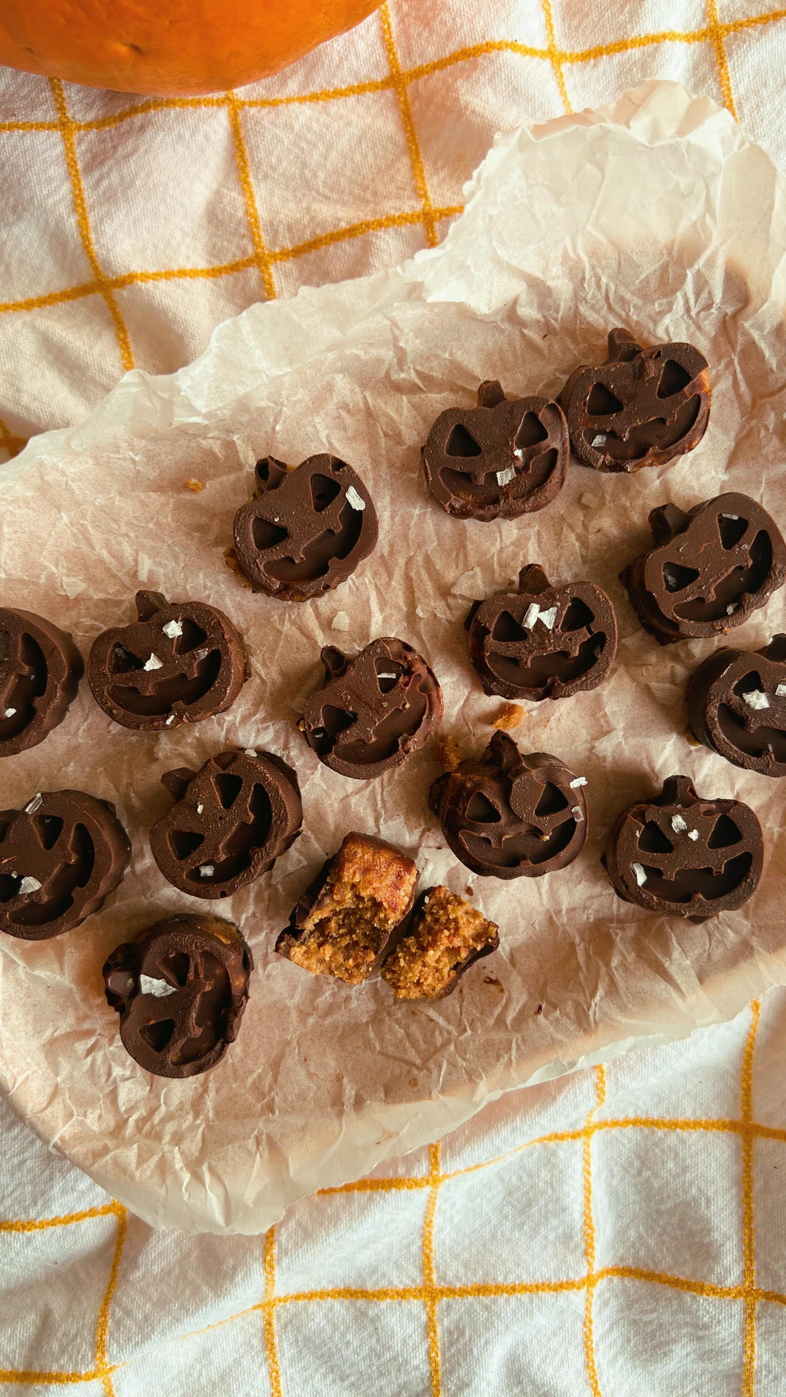 if you need to make your own treats for halloween cuz you have a dietary restriction or simply becuz you WANT to enjoy something a lil bit healthier than store bought, i gawt you!! these are my homemade copycat reeses (pumpkin edition) peanut butter cups and unlike reeses they actually look like a pumpkin🎃 (iykyk😅)and they taste amazing!! and they’re made w only 5 ingredients, listed below. comment “recipe” and ill send it straight to your inbox or check my website! 

ingredients 🎃
1/3 cup smooth peanut butter
5 medjool dates (@yupik)
1 tbsp almond flour (@yupik)
1/2 cup refined sugar free dark chocolate chips or chunks (i cut up one and a half @hukitchen dark choc bars) 
1/2 tsp coconut oil

.

. #grainfree #refinedsugarfree #darkchocolate #healthyhalloween #halloweentreats