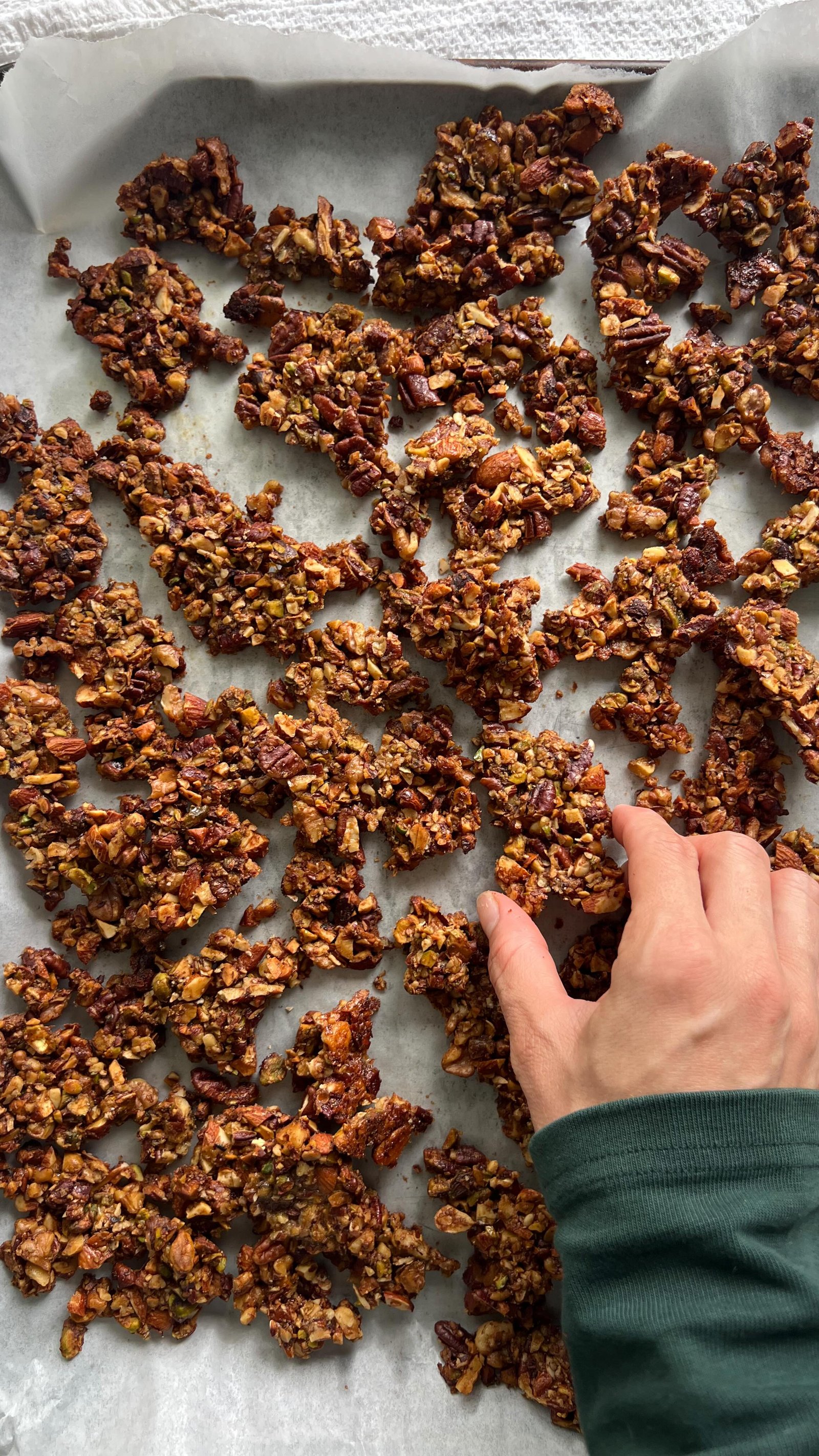 comment “recipe” and i’ll send this sweet and salty pistachio granola your way! 🤌💌

i made this granola today w my two and a half year old and i love how easy and fast it is to make, and i don’t add raisins or any dried fruit to it but you also easily can 👍 it’ll be added to my yogurt bowl alongside some homemade jam 🥣highly recommend! 

#grainfree #homemadegranola #refinedsugarfreebaking