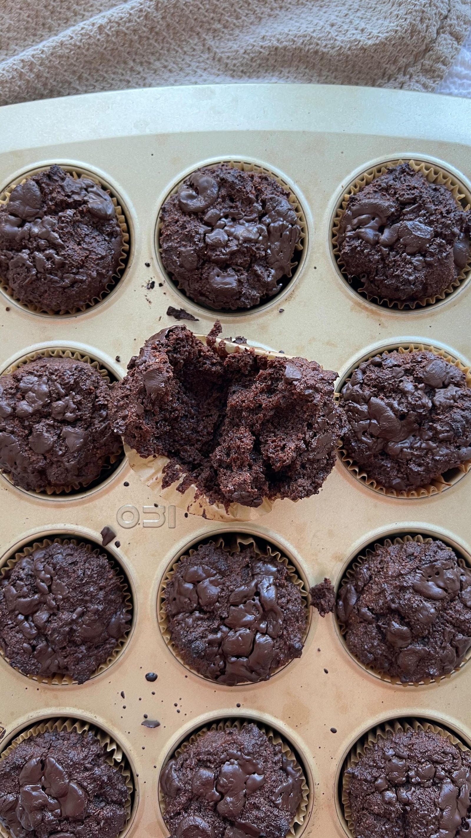 grain free & refined sugar free double chocolate muffins that are almost brownies but so so good🍫

comment “recipe” and i’ll link you to the full recipe 💌

#grainfree #almondflour