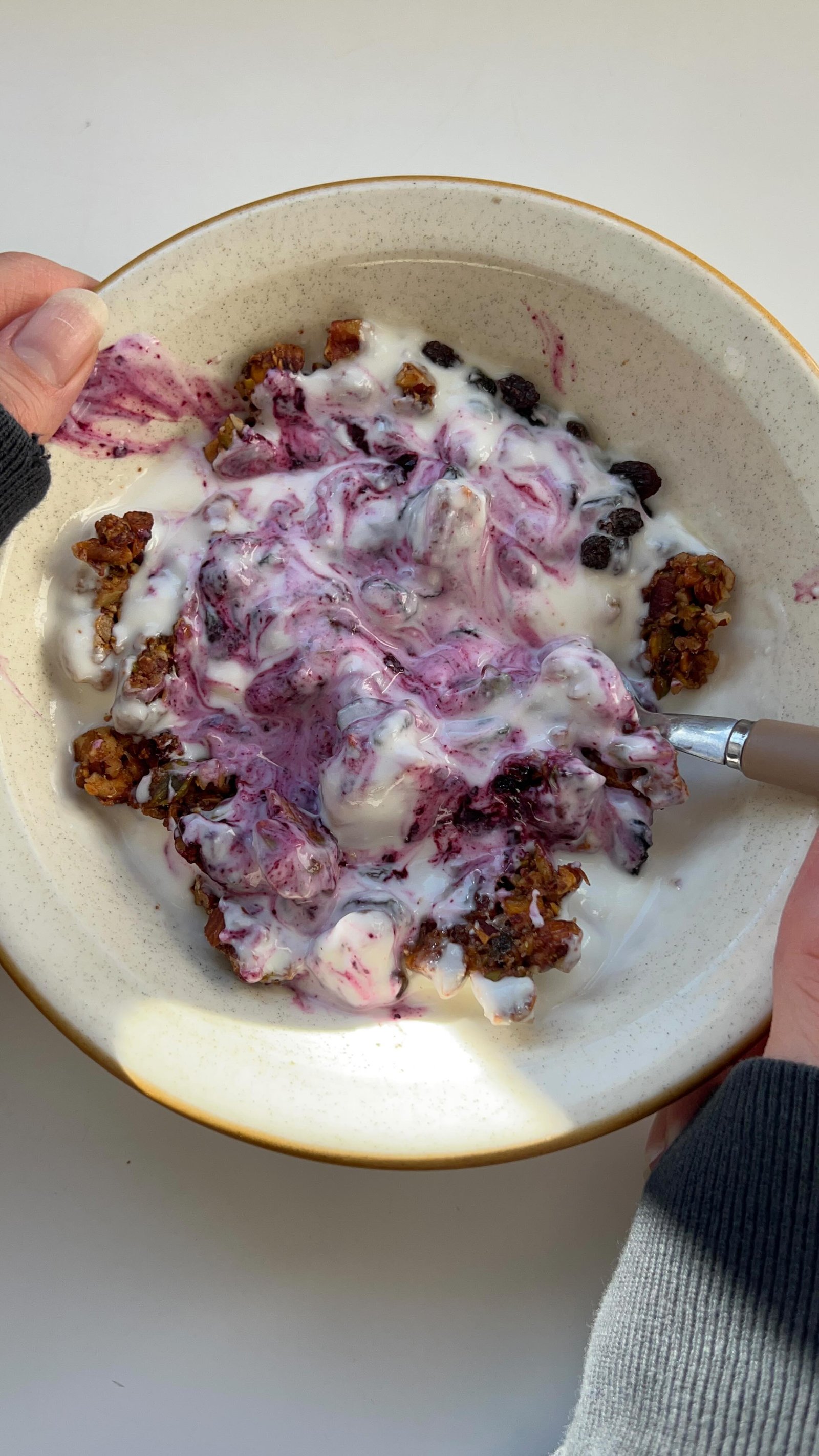 this is my perfect yogurt bowl - it’s simple, it’s a bit messy and it’s so good. i make my own yogurt that’s fermented for 24 hours so it’s got a tonnnn of probiotics 😌and the blueberry jam is really just blueberries i boiled down w a squeeze of lemon🫐🍋. the granola is my homemade sweet and salty pistachio granola i made the other day🥣

#yogurtbowl
