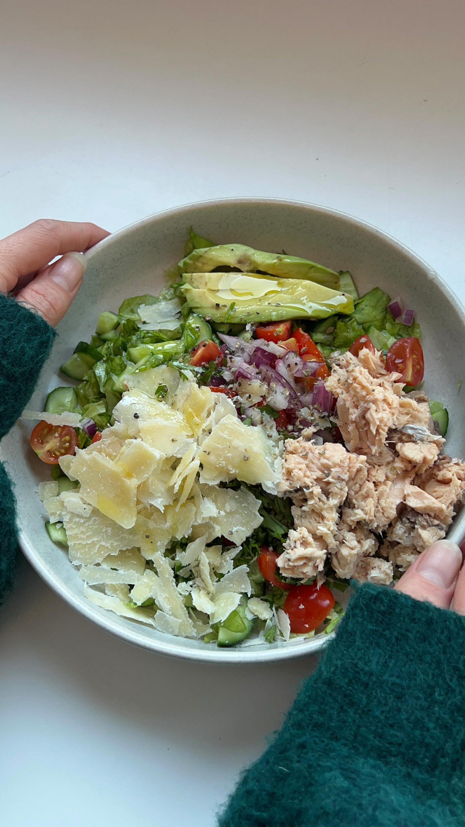 a messy but bomb salad featuring salmon, boston lettuce, cherry tomatoes, mini cucumber, red onion, shaved parmesan, avocado and fresh parsley. topped with salt, pepper, oregano, olive oil, and half a lemon squeezed🤌🥗

#saladideas