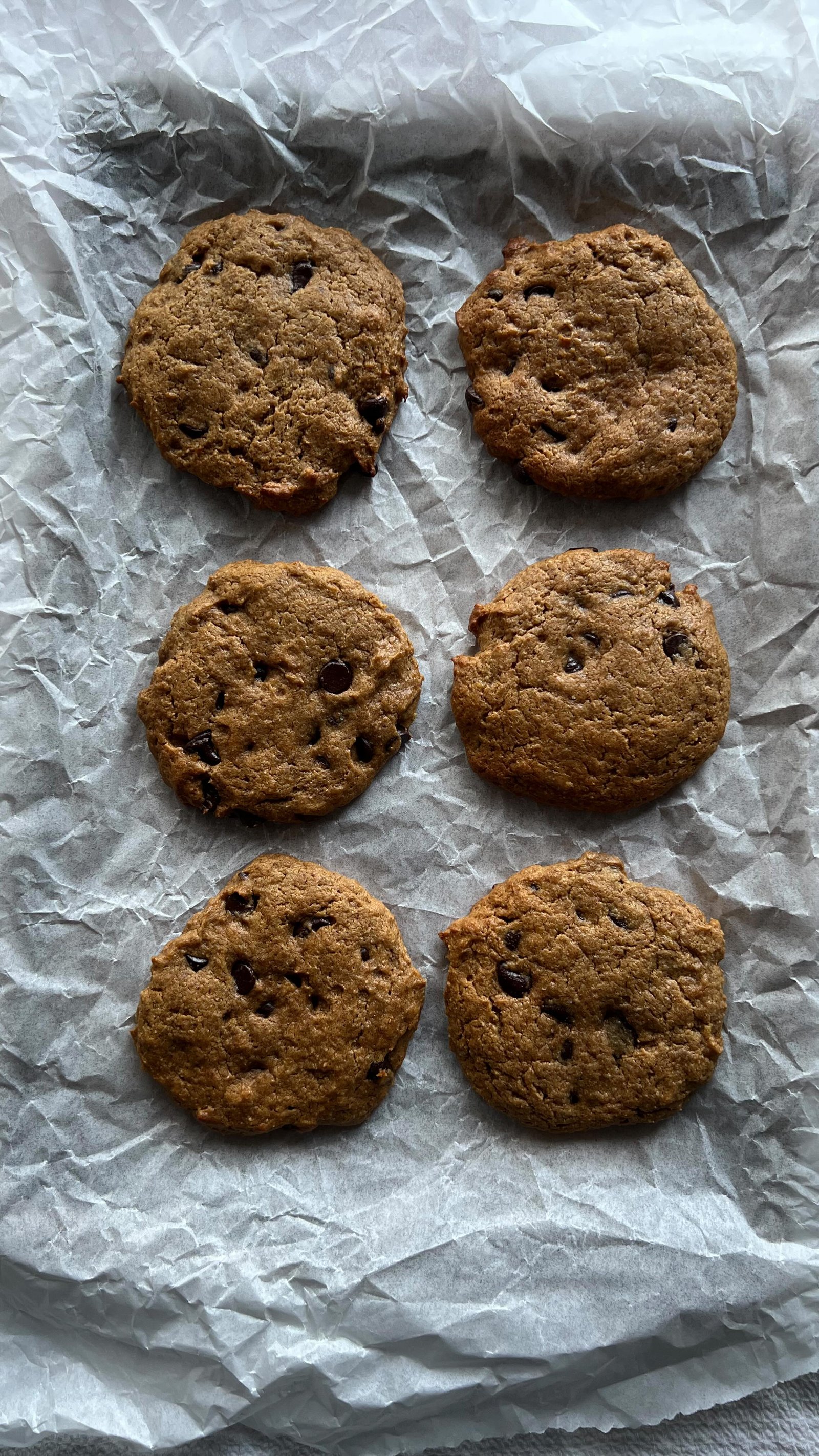 banana almond butter chocolate chip cookies 🤌 made w chocolate chips that are refined sugar free (but you do you!) and a handful of other ingredients! comment “recipe” if you want me to dm it your way or grab it from @grainfreee link in bio 💌🍪

#grainfree #healthycookies
