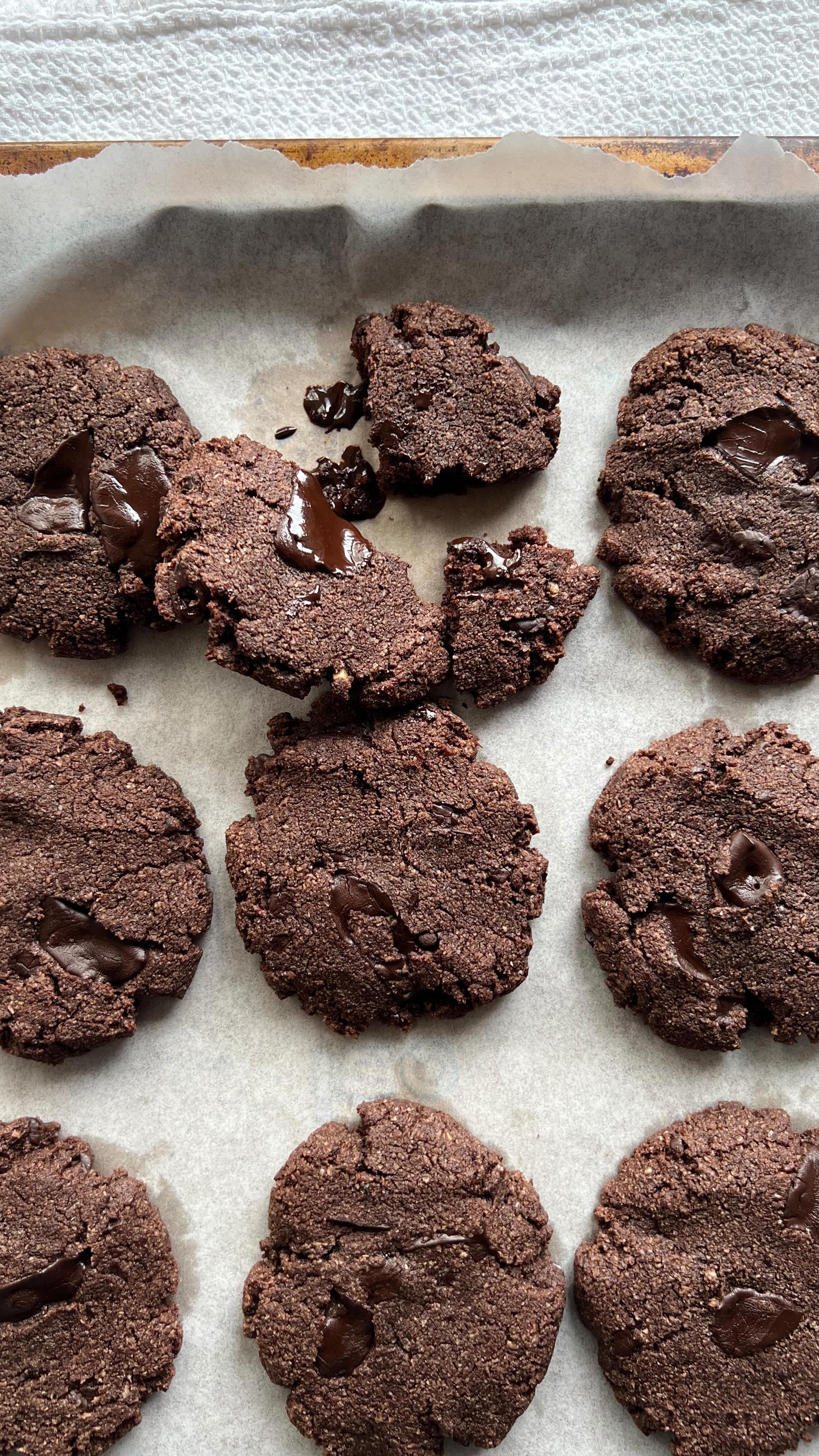 decadent double chocolate cookies that are almost brownies made w almond flour, cacao powder and @hukitchen refined sugar free chocolate 🍫 so good 😌 save for recipe included below 💌⬇️

ingredients:
2 cups almond flour
1/2 cup cacao powder
1/3 cup honey
1/3 cup butter or coconut oil melted
1 egg medium sized
1 tsp pure vanilla extract
1/2 tsp baking soda
1/4 tsp salt
1 dark chocolate bar chopped into chunks

instructions:
in a large bowl, combine the almond flour, cacao powder, salt and baking soda together.
add the melted butter (or coconut oil), honey and vanilla, and combine.
mix in the egg until all combined and place bowl in fridge while you chop up the chocolate (the cooler batter is easier to manipulate).
chop up the chocolate into big chunks.
fold the chocolate chunks into the batter and return to the fridge for 30 minutes if you have time. if not, go ahead and prepare your cookies.
form the batter into little balls (about 2 tbsp per ball) and place the balls on a parchment paper lined baking sheet.
flatten each ball with the palm of your hand.
bake in a preheated oven at 350 for 11-12 minutes.

#grainfreerecipes #chocolatecookies