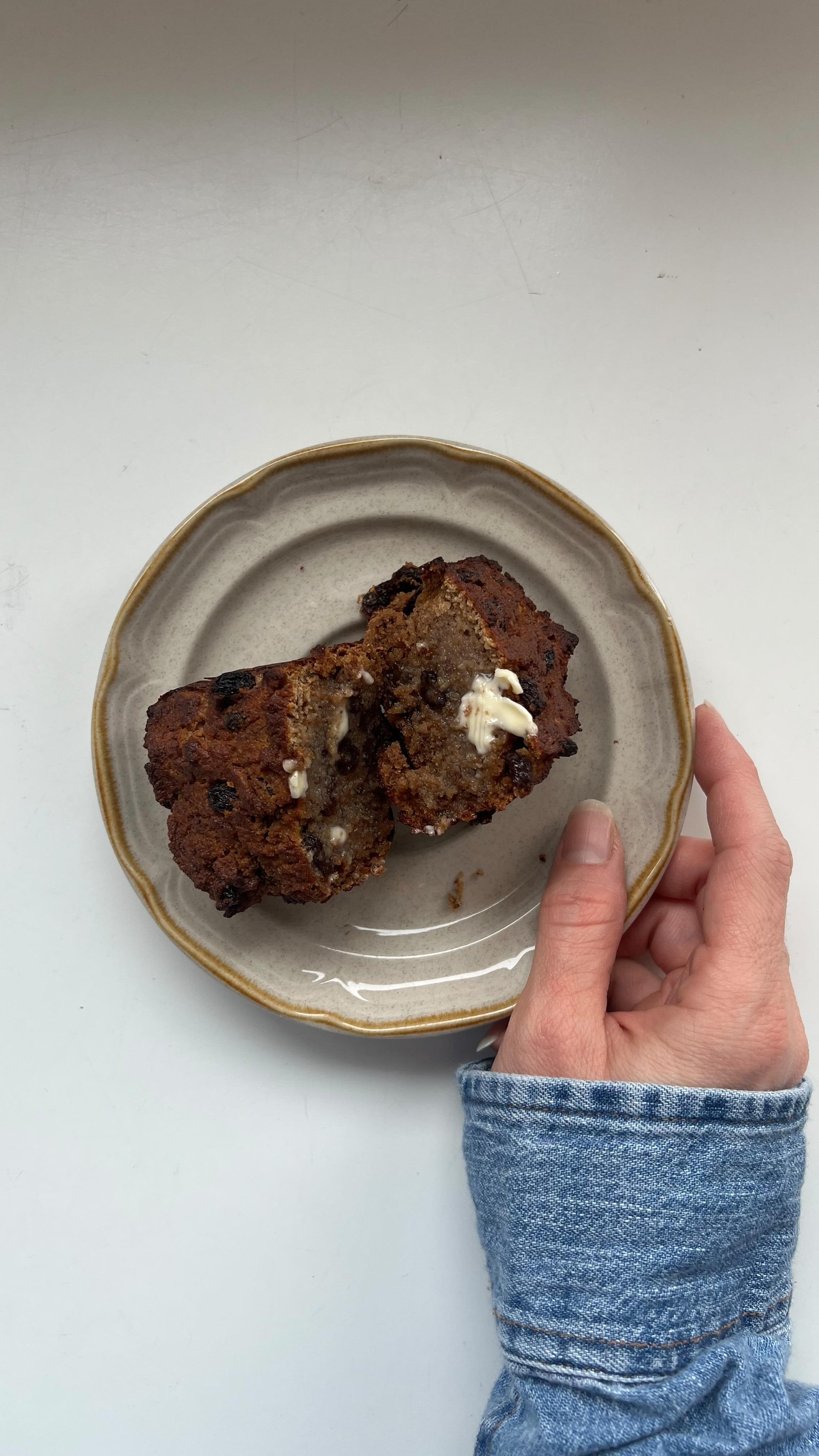 mini banana raisin bread 🍌when you want a loaf all to your self. highly recommend eating them slightly toasted/warm with butter on top 🧈 made with coconut flour and sweetened only slightly with honey, they’re also grain/gluten free and refined sugar free 🍯 

comment “recipe” below if you’d like the recipe or grab it from the link in @grainfreee bio 💌

#bananabread #healthybaking
