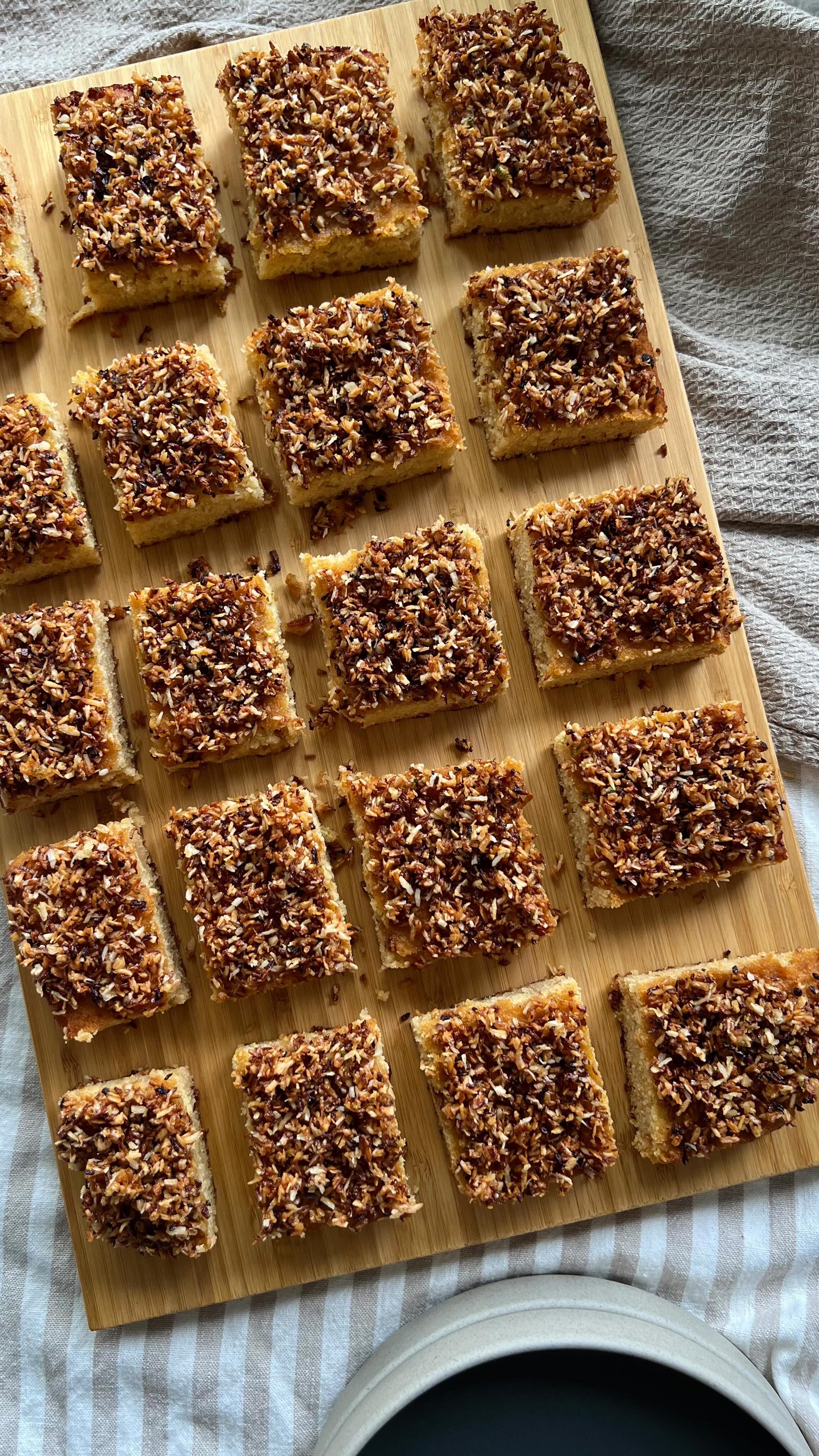 every snack is better when it’s cake🙂‍↕️ 🍰and this is one you can kinda feel good about?? cuz it’s grain free & refined sugar free, made w coconut flour and honey and fresh limes🍋‍🟩and the topping is homemade toasted coconut 😎so good!! actually one of my fave recipes and i need to recreate it asap ✋

if you want the full recipe comment “recipe” below and i’ll send it to yaa. follow @earth.to.rose for more !!

#grainfree #coconutflour