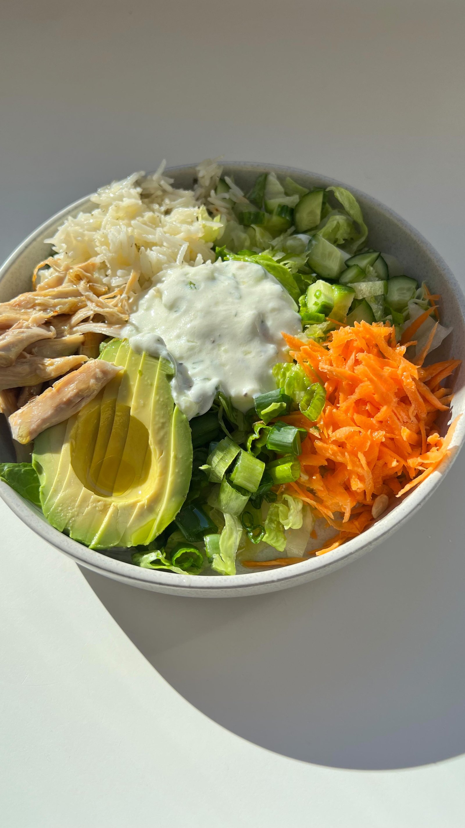 yalllll this one was really satisfying, there’s something about adding tzatziki to a salad that brings it from 0 to 100 realll quick. and the rice was just plain white rice, with some leftover chicken i shredded off the bone. also i really treated myself here to a HALF an avocado like budget who??? i don’t know her🙅‍♀️💸

i love doing tzatziki homemade cuz it’s actually so easy, you can really eyeball it using yogurt, lemon juice, olive oil, fresh dill, salt and pepper, but if you want a specific recipe i have one on my site i can dm you so just comment below!

#saladideas