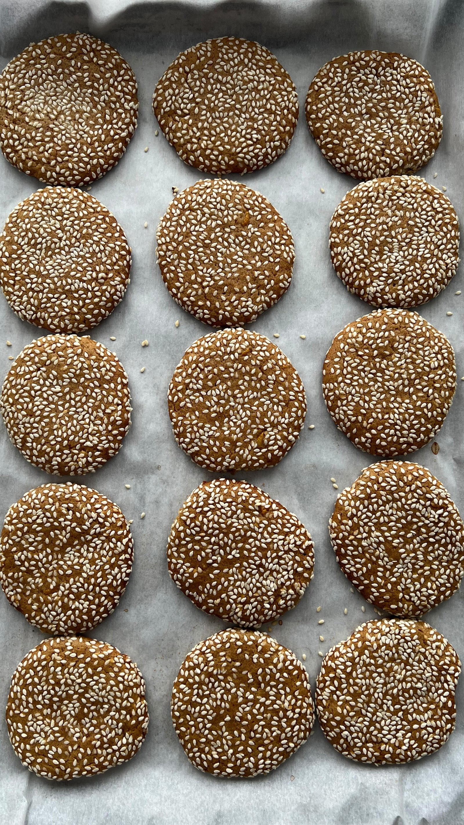 these are one of my fave “grown-up” cookies 🍋they’re soft and bendy, grain free and refined sugar free cookies made with tahini and lemon, and covered in sesame seeds that get perfectly toasted as you bake them in the oven 🫡 

comment “recipe” and i’ll send the recipe straight to your dms 💌 

#tahini #grainfree